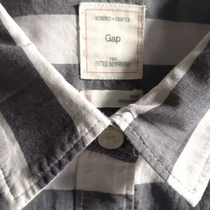 GAP The Fitted Boyfriend Shirt - M